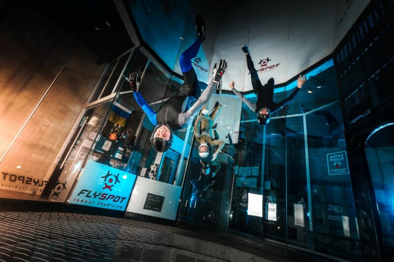 Czym jest indoor skydiving?